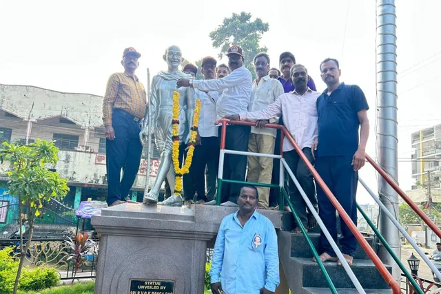 గాంధీ విగ్రహానికి బొబ్బిలి మాజీ సైనికుల ఘన నివాళి