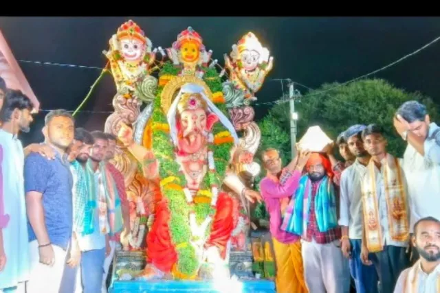 రేగోడులో 50 వేలకు లడ్డూ దక్కించుకున్న భాను ప్రసాద్
