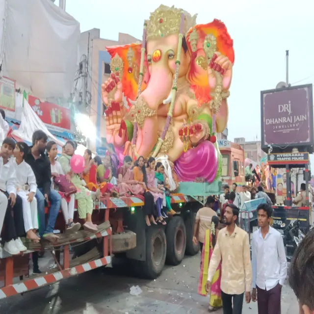 ఉప్పుగూడ నుంచి ఘనంగా నిమజ్జనానికి బయలుదేరిన గణనాథులు