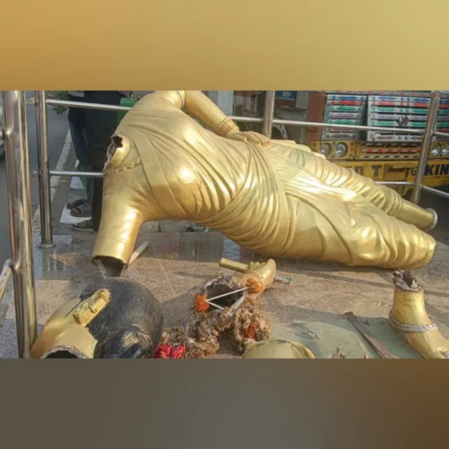 మెదక్లో చాకలి ఐలమ్మ విగ్రహం ధ్వంసం మెదక్లో చాకలి ఐలమ్మ విగ్రహం ధ్వంసం