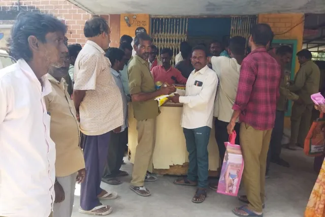 మున్సిపల్ కార్మికులకు ఎమ్మెల్యే ఆదేశాలతో మేయర్ ఆధ్వర్యంలో సబ్బులు, బెల్లం పంపిణీ