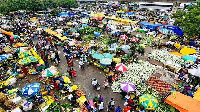ஆயுத பூஜையை முன்னிட்டு கோயம்பேடு சந்தையில் குவிந்த பொதுமக்கள்