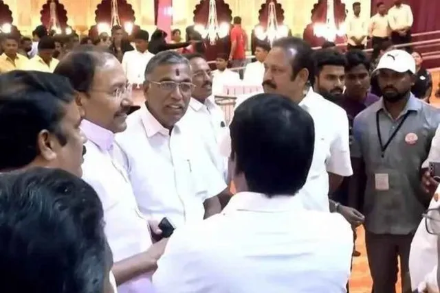 C. விஜயபாஸ்கருடன் சிரித்து பேசிய அதிமுக எம்.எல்.ஏக்கள்