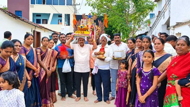 వినాయకునికి 25 కేజీల భారీ లడ్డూ సమర్పించిన పులిమామిడి రాజు
