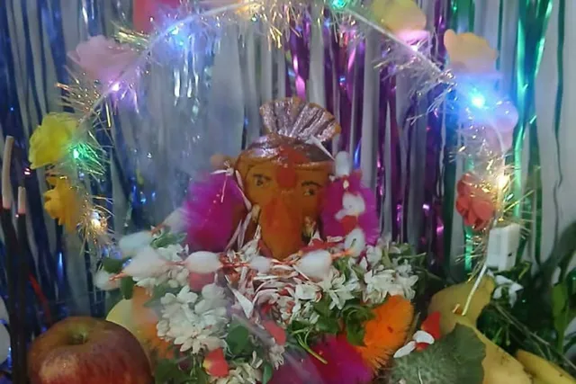 పసుపు గణపతికి 21 పత్రాలతో పూజలు