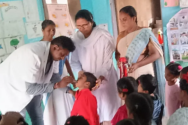 మేరికపూడి లో ఆల్బెండజోల్ మాత్రల పంపిణీ