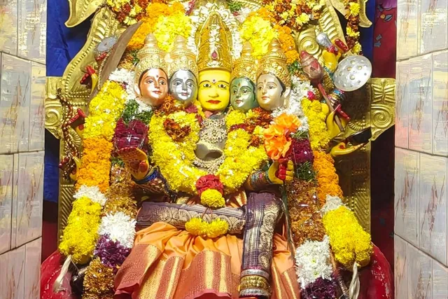 పెనుగొలను శివాలయంలో శ్రీ గాయత్రీ దేవి అలంకరణ