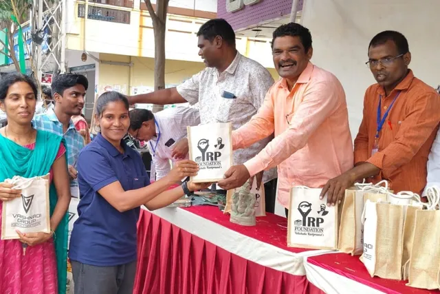 సేవా కార్యక్రమాలకు వైఆర్‌పి ఫౌండేషన్ ఆదర్శం - బొమ్మపాల గిరిబాబు