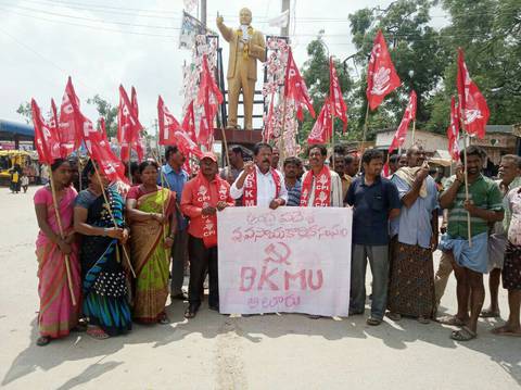 అంబేద్కర్ విగ్రహానికి వినతిపత్రం