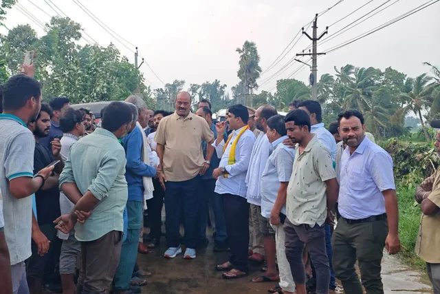 వరద ముంపు ప్రాంతాల్లో పర్యటించిన మంత్రి అచ్చం నాయుడు వరద ముంపు ప్రాంతాల్లో పర్యటించిన మంత్రి అచ్చం నాయుడు