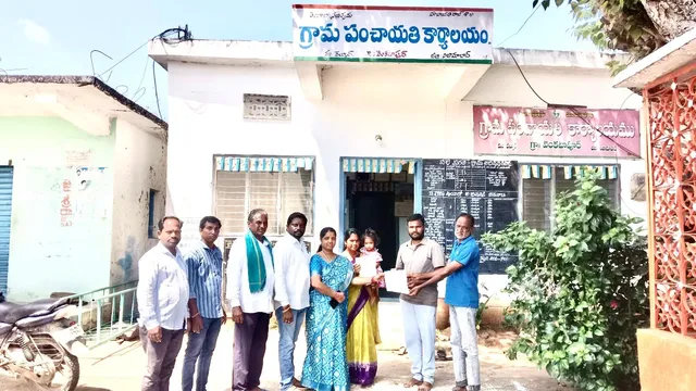 సీఎంఆర్ చెక్కుల పంపిణీ నిర్వహించిన సర్పంచ్