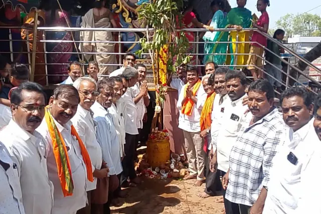వైభవంగా కనకదుర్గమ్మ దసరా మహోత్సవాల పందిరిరాట