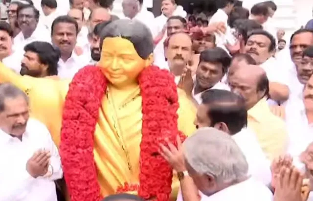 அதிமுக அலுவலகத்தில் கட்சி கொடியை ஏற்றும் இபிஎஸ்