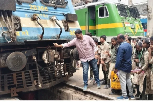 గుంతకల్‌ ఎలక్ట్రిక్‌ లోకో షెడ్‌ను సందర్శించిన విద్యార్థులు
