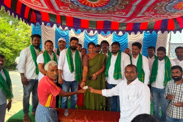 స్మార్ట్ రేషన్ కార్డులు పంపిణీ