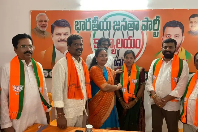 బీజేపీలోకి వాలిరెడ్డి గౌతమి తదితరులు.. కండువాలు కప్పి ఆహ్వానం