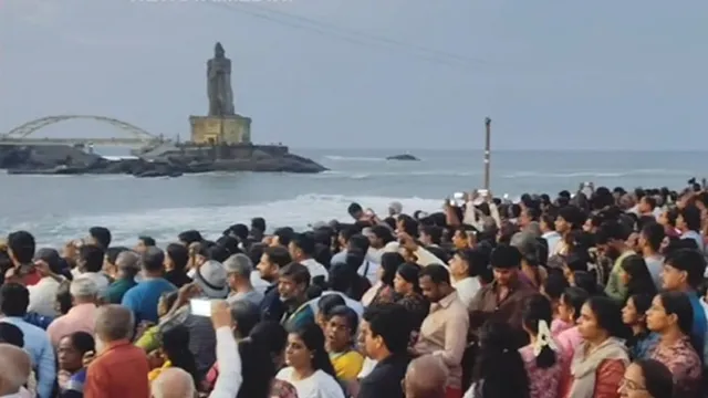 விடுமுறை தினம்: கன்னியாகுமரியில் குவிந்த சுற்றுலா பயணிகள்
