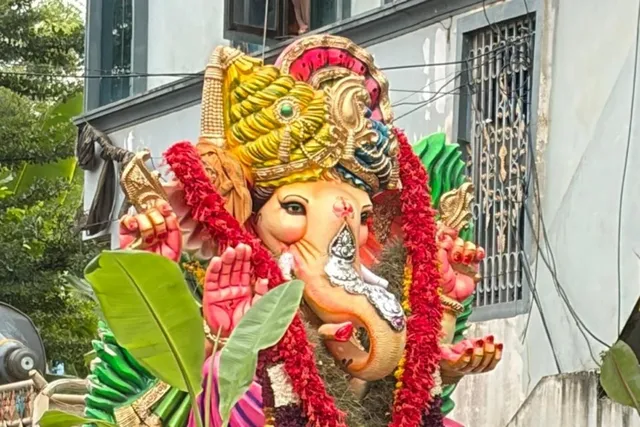 కోలాహలంగా గణేష్ నిమజ్జనాలు