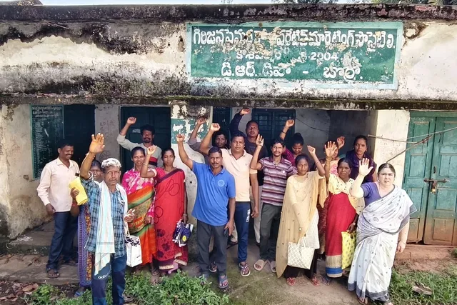 పెండింగ్ జీసీసీ రేషన్ సరుకులు ఇవ్వాలనీ గిరిజనుల డిమాండ్