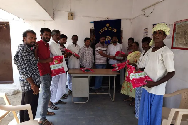 లయన్స్ క్లబ్ ఆధ్వర్యంలో పారిశుద్ధ్య కార్మికులకు దుస్తుల పంపిణీ