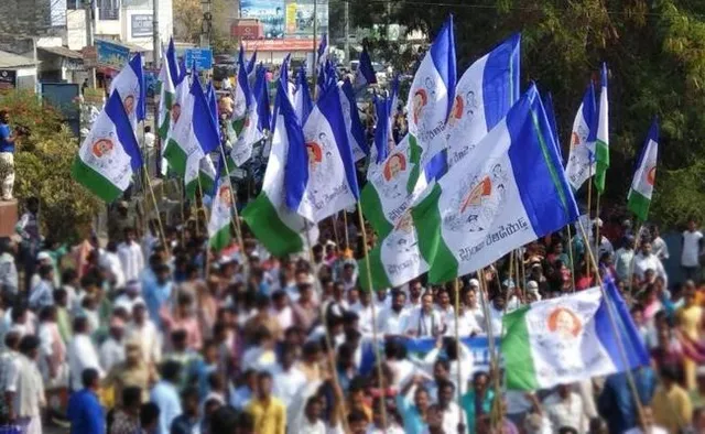 టీడీపీలోకి చేరిన 198 వైసీపీ కుటుంబాలు టీడీపీలోకి చేరిన 198 వైసీపీ కుటుంబాలు