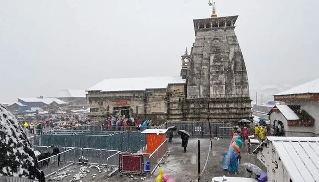 కేదార్‌నాథ్‌లో భారీగా కురుస్తున్న మంచు.. యాత్రికులకు కీలక సూచన
