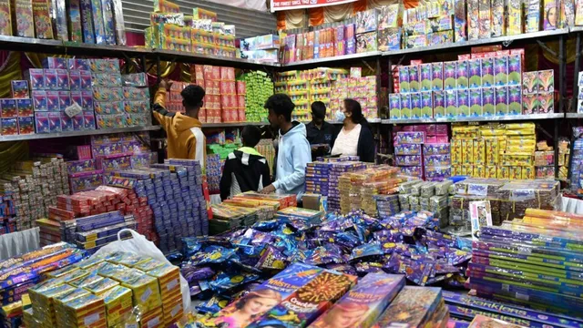 தீவுத்திடலில் பட்டாசு விற்பனை: விரைவில் டெண்டர் விடப்படும் என அரசு தகவல்