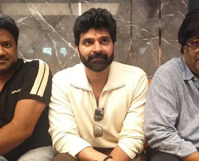 గుంటూరులో సందడి చేసిన హీరో శ్రీవిష్ణు గుంటూరులో సందడి చేసిన హీరో శ్రీవిష్ణు