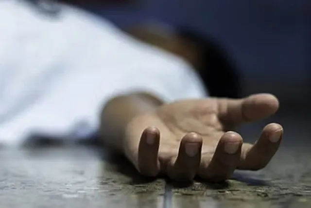 వెంబడించిన కోతులు.. ఆగిన బాలుడి గుండె