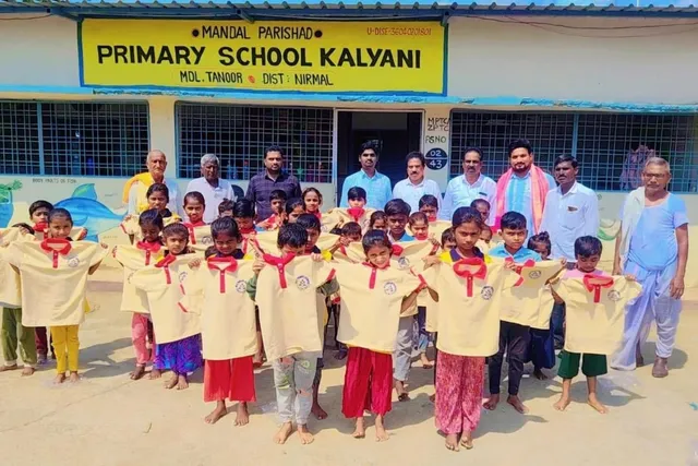 కల్యాణి పాఠశాల విద్యార్థులకు ఉచిత టీషర్ట్‌ల పంపిణీ