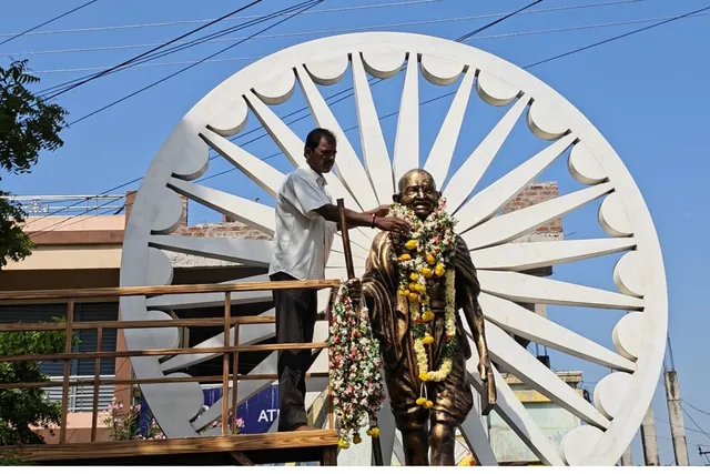 జాతిపిత మహాత్మా గాంధీకి ఘనంగా నివాళులు