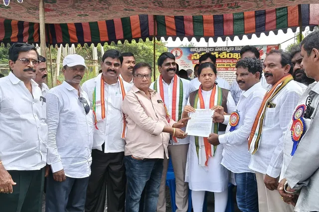 జర్నలిస్టుల సమస్యలపై కాంగ్రెస్ ధర్నా