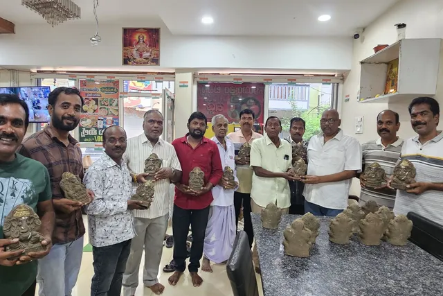 15 ఏళ్లుగా ఉచితంగా మట్టి వినాయకుల పంపిణీ