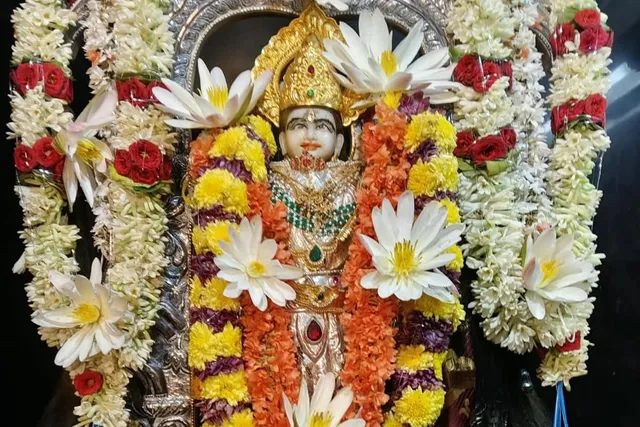 నరసాపురంలో ఘనంగా శ్రీ వాసవి అమ్మవారి శరన్నవరాత్రి ఉత్సవాలు నరసాపురంలో ఘనంగా శ్రీ వాసవి అమ్మవారి శరన్నవరాత్రి ఉత్సవాలు