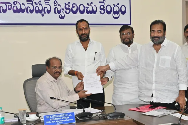 నెల్లూరు మేయర్ పదవికి నామినేషన్లు వేసిన వైసీపీ, టీడీపీ అభ్యర్థులు నెల్లూరు మేయర్ పదవికి నామినేషన్లు వేసిన వైసీపీ, టీడీపీ అభ్యర్థులు