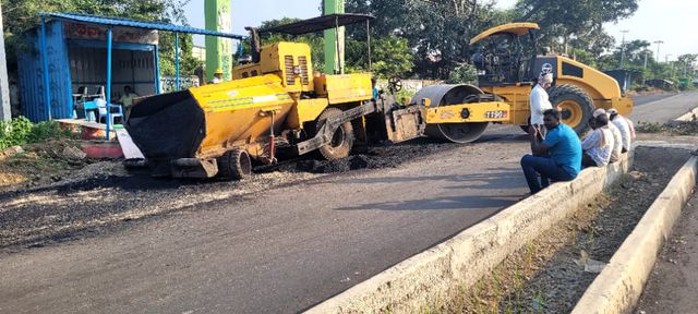 రోడ్డు వెడల్పులో వెక్కిరిస్తున్న నాణ్యత