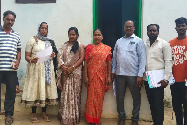 నూతన పింఛన్ల వెరిఫికేషన్: ఇంటింటి సర్వేలో అధికారులు, సర్పంచ్