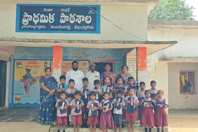 ప్రాథమిక పాఠశాలలో విద్యార్థులకు టై, బెల్ట్, షూల పంపిణీ