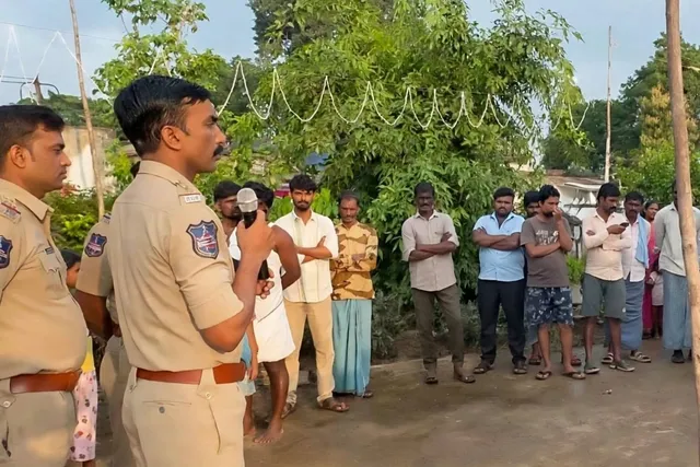 రంగపూర్‌లో పోలీసుల కర్టెన్ అండ్ సెర్చ్: 14 వాహనాలు సీజ్