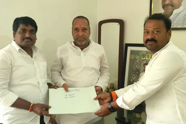 పలమనేరు టీడీపీ అభ్యర్థులకు బీ-ఫారాలు