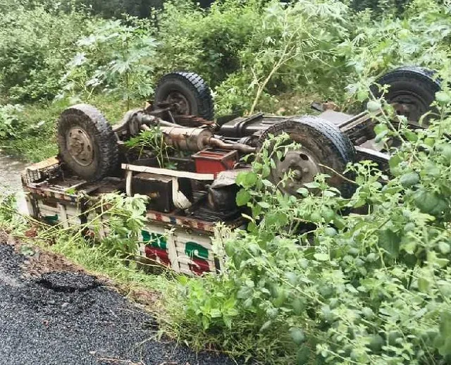 చిప్పాడలో ఇసుక లారీ బోల్తా