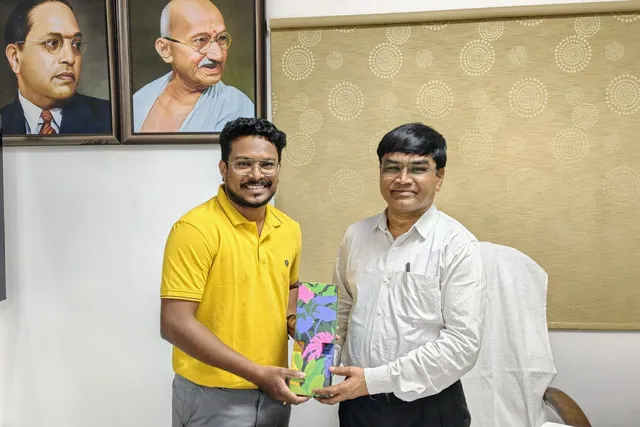 డీఎంహెచ్ఓను మర్యాదపూర్వకంగా కలిసిన డాక్టర్ నిఖిల్ సృజిత్ డీఎంహెచ్ఓను మర్యాదపూర్వకంగా కలిసిన డాక్టర్ నిఖిల్ సృజిత్