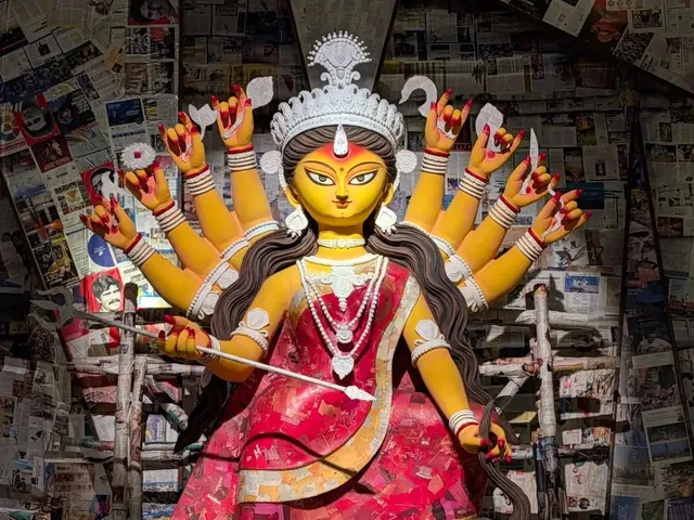 పాత పేపర్లతో కలకత్తా కాళి.. ఆశ్చర్యపోతున్న భక్తులు పాత పేపర్లతో కలకత్తా కాళి.. ఆశ్చర్యపోతున్న భక్తులు