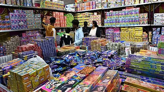 தமிழகத்தில் 6,493 தற்காலிக பட்டாசுக் கடைகள் அமைக்க விண்ணப்பம்