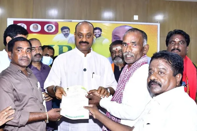 వడ్డీతాండ్రలో సీఎం రిలీఫ్ ఫండ్ చెక్కులను అందజేసిన మంత్రి అచ్చెన్నాయుడు వడ్డీతాండ్రలో సీఎం రిలీఫ్ ఫండ్ చెక్కులను అందజేసిన మంత్రి అచ్చెన్నాయుడు