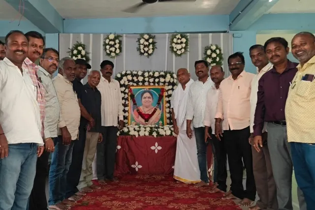 వినోద్ కుమార్ తల్లి దశదిన కర్మలో పాల్గొన్న పలువురు నాయకులు