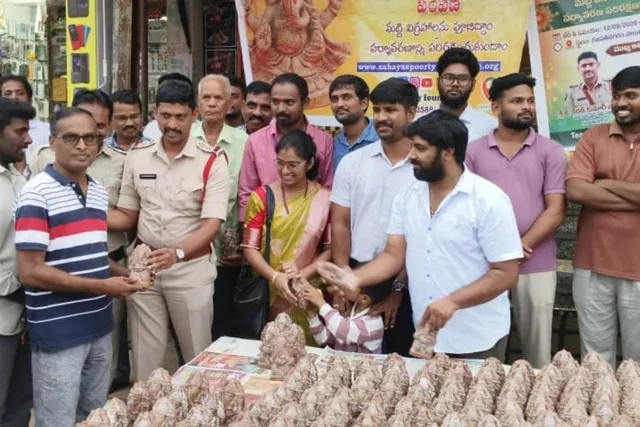 మట్టి వినాయకులను పూజిద్దాం