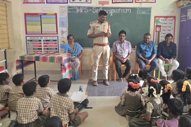 విద్యార్థులు నైతిక విలువలు పెంపొందించుకోవాలి.. సబ్ ఇన్స్పెక్టర్ విద్యార్థులు నైతిక విలువలు పెంపొందించుకోవాలి.. సబ్ ఇన్స్పెక్టర్