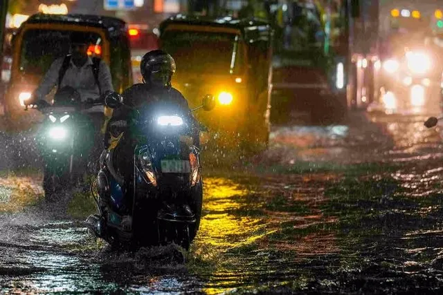 నేడు ఏపీలో పలు జిల్లాలకు రెడ్‌ అలర్ట్‌