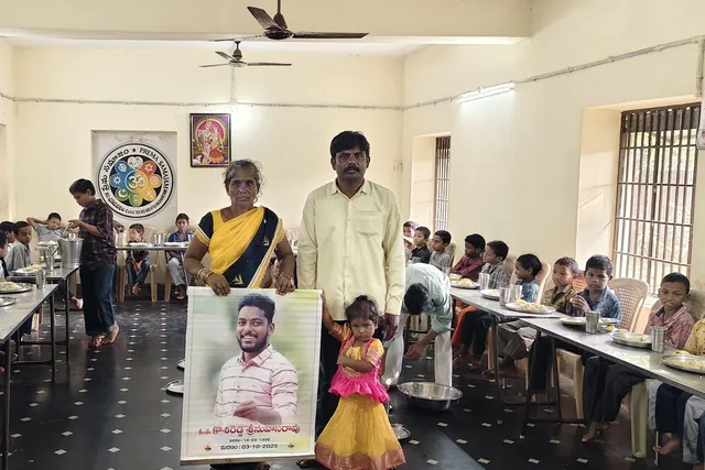 శ్రీనివాసరావు వర్ధంతి సందర్భంగా అనాధ పిల్లలకు అన్నదానం